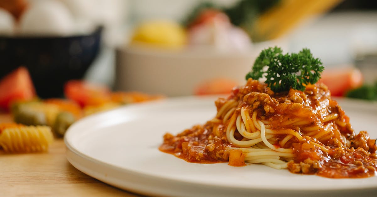 découvrez la recette authentique de la bolognaise, une sauce savoureuse à base de viande hachée, de tomates et d'herbes, parfaite pour accompagner vos pâtes ou vos plats préférés. réveillez vos sens avec ce délicieux classique de la cuisine italienne!