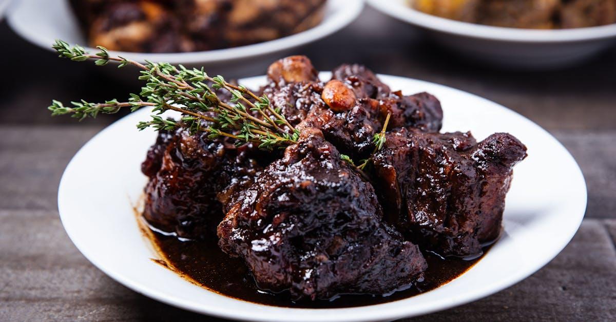 découvrez l'art de la cuisson braisée, une technique qui allie tendreté et saveurs riches. plongez dans des recettes savoureuses qui transformeront vos plats préférés en véritables délices réconfortants.