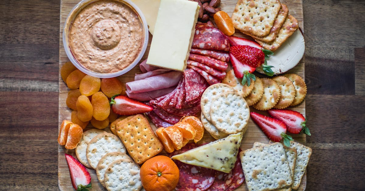 découvrez le brie, un fromage crémeux et savoureux d'origine française, célèbre pour sa texture fondante et son goût délicat. parfait pour vos plateaux de fromages ou vos recettes raffinées, le brie saura ravir vos papilles avec son caractère unique.