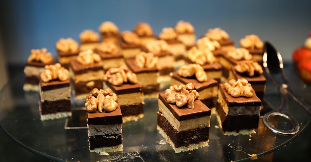 découvrez nos délicieuses recettes de brownies, des douceurs moelleuses au chocolat qui fondent en bouche. parfaits pour une pause gourmande, à partager ou à déguster seul. de la version classique aux variations originales, réveillez votre esprit pâtissier avec ces incontournables desserts.