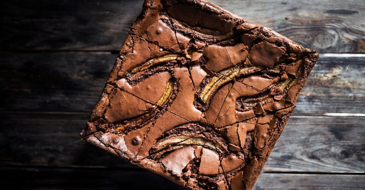 découvrez notre irrésistible gâteau au chocolat et à la banane, une délicieuse combinaison de saveurs moelleuses et chocolatées. parfait pour une occasion spéciale ou simplement pour satisfaire une envie sucrée !
