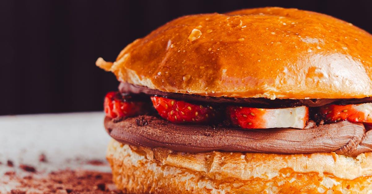 découvrez notre délicieuse brioche au chocolat, un mélange parfait de douceur et de richesse. cette pâtisserie moelleuse, enrobée de chocolat fondant, est idéale pour le petit-déjeuner ou le goûter. laissez-vous séduire par son goût irrésistible et son parfum envoûtant.