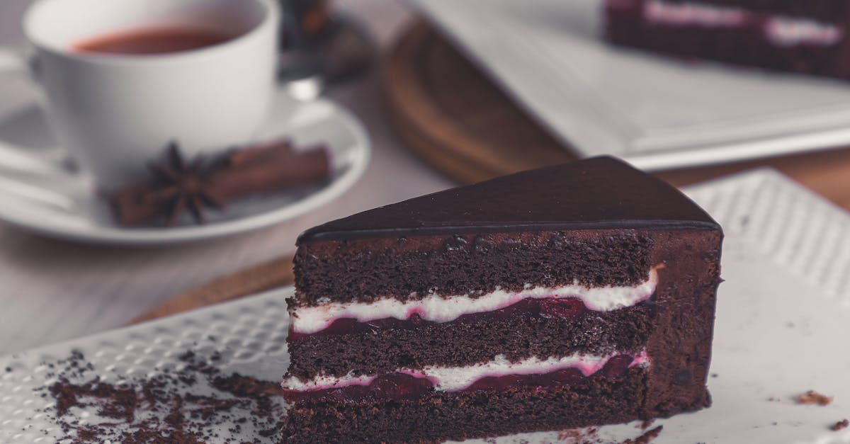 découvrez notre délicieuse recette de gâteau au chocolat, fondant et irrésistible. parfait pour les anniversaires, les célébrations ou simplement pour satisfaire vos envies de douceur. facile à réaliser, ce gâteau ravira les amateurs de chocolat grâce à sa texture moelleuse et son goût intense.