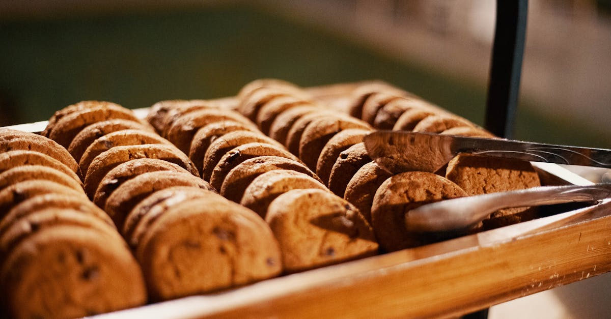 découvrez la recette parfaite de cookies aux pépites de chocolat ! ces gourmandises moelleuses et fondantes raviront vos papilles. idéales pour un goûter ou un dessert, laissez-vous séduire par cette douceur irrésistible qui plaira à toute la famille.