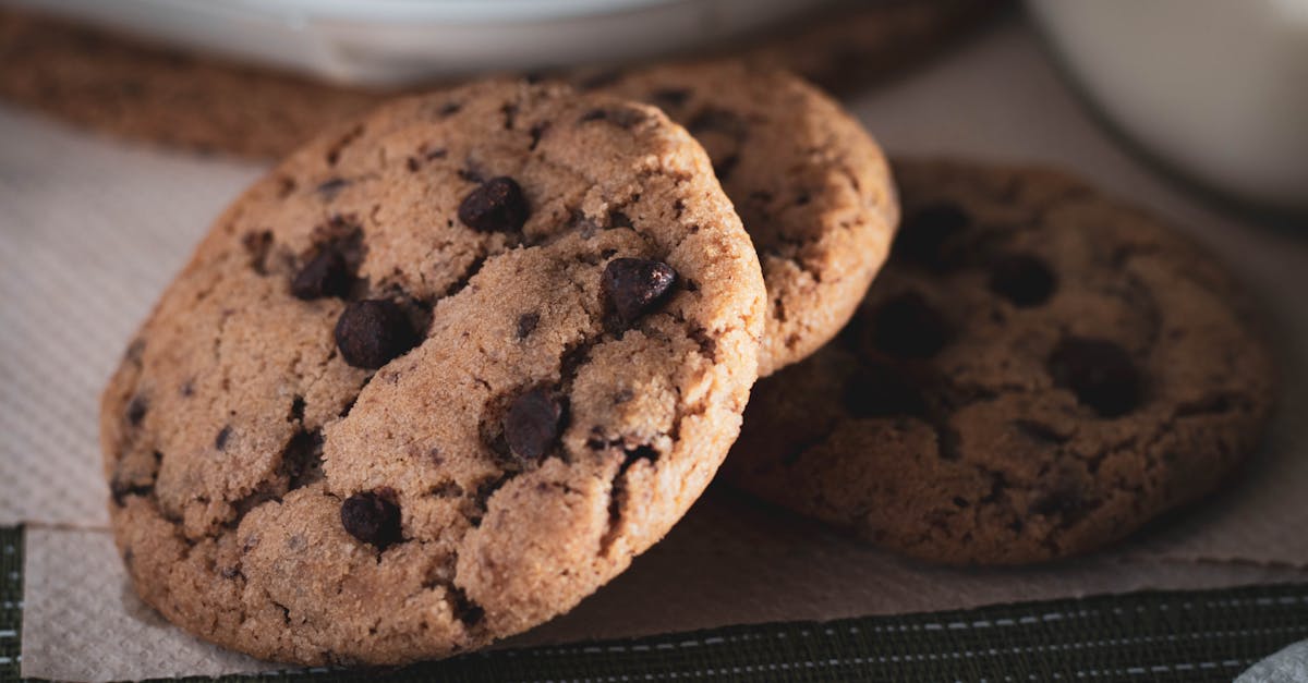 découvrez nos délicieuses recettes de cookies aux pépites de chocolat. faciles à préparer, ces biscuits moelleux allient le goût riche du chocolat à une texture irrésistible. parfaits pour toutes les occasions, ils raviront petits et grands!