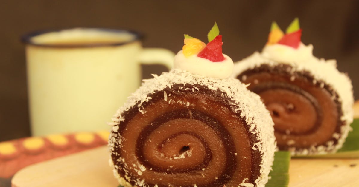 découvrez notre irrésistible gâteau à couches au chocolat et à la noix de coco, une délicieuse combinaison de saveurs qui ravira vos papilles. parfait pour toutes les occasions, ce dessert moelleux et chocolaté, garni de crème de coco onctueuse, est un véritable délice à partager.