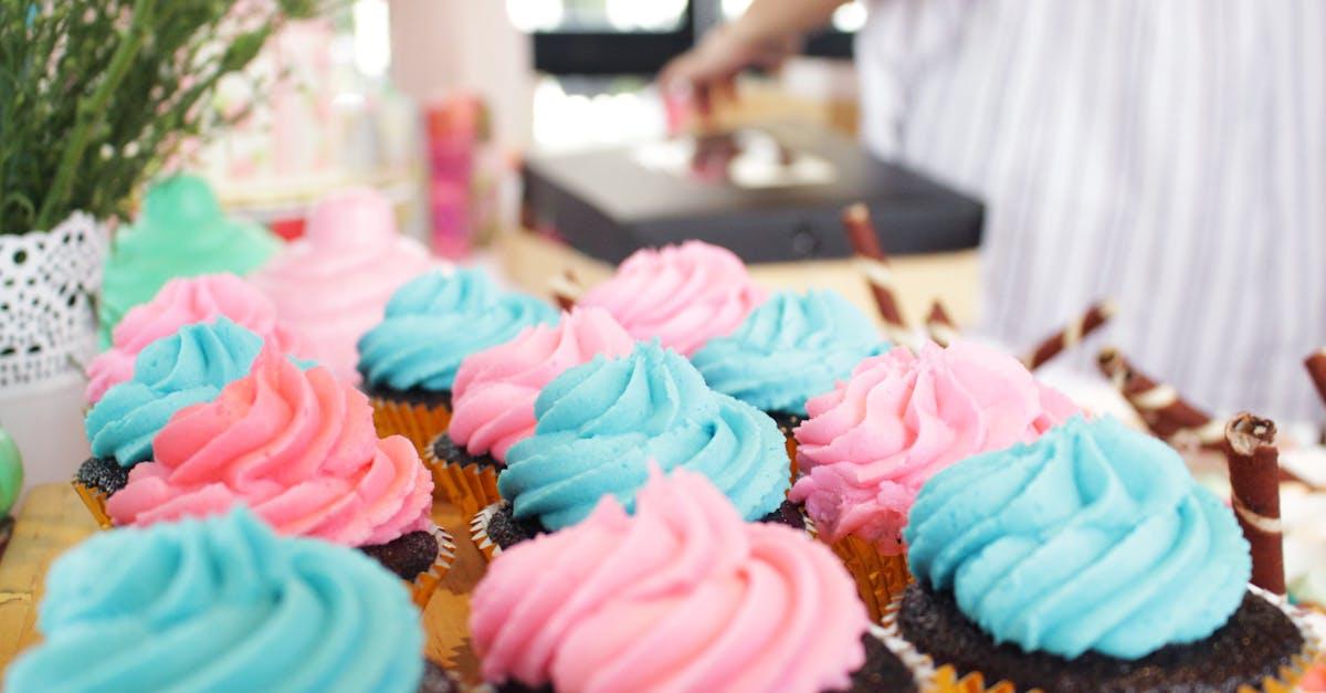 découvrez nos délicieux cupcakes au chocolat, moelleux et savoureux. parfaits pour toute occasion, ils allient la richesse du chocolat avec une texture légère. faites plaisir à vos papilles avec ces douceurs irrésistibles!