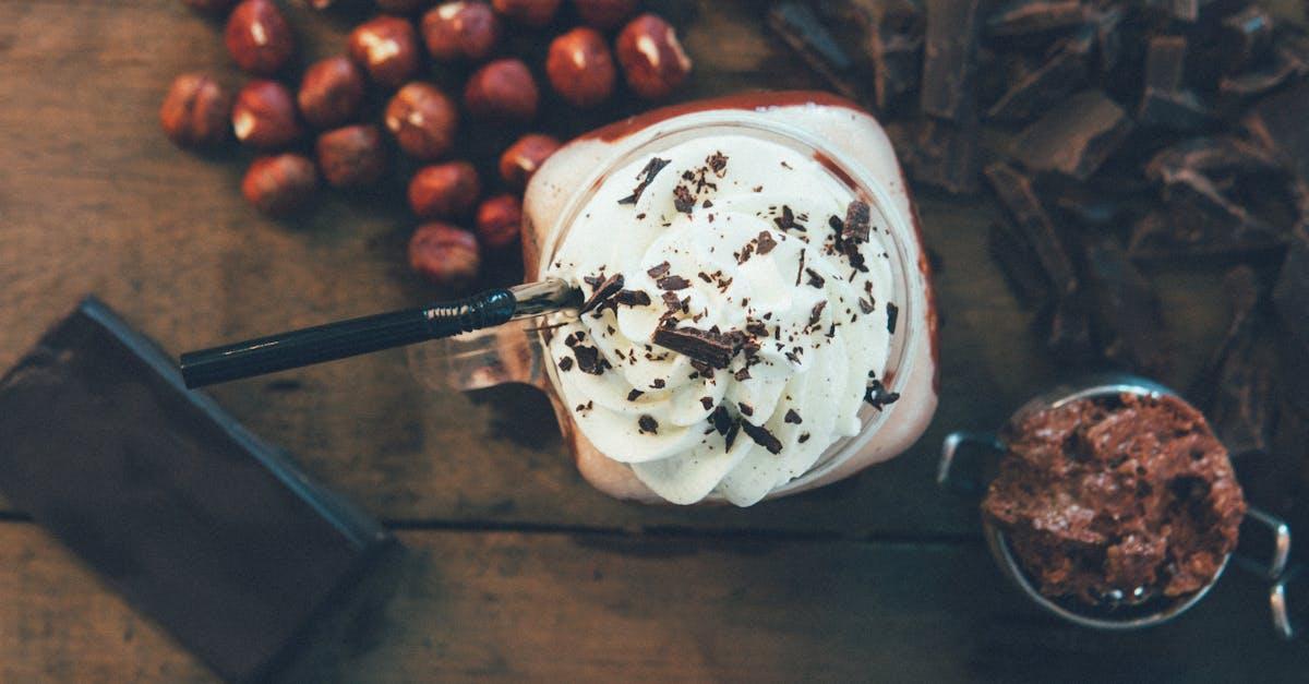 découvrez notre délicieuse crème brûlée au chocolat et aux noisettes, un dessert irrésistible qui allie la douceur du chocolat à la saveur croquante des noisettes. parfaite pour étonner vos invités ou savourer à tout moment, cette recette raffinée ravira les amateurs de douceurs.