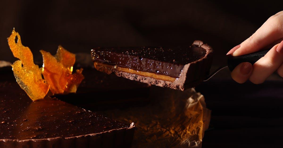 découvrez notre délicieuse tarte au chocolat, un dessert irrésistible alliant une pâte croustillante et une ganache onctueuse. idéale pour les amateurs de chocolat, cette recette ravira vos papilles à chaque bouchée. parfaite pour toutes les occasions, elle ajoutera une touche de gourmandise à vos repas.