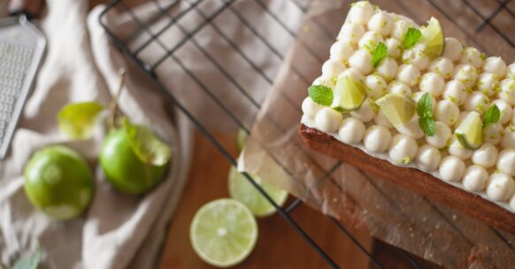 découvrez notre délicieux gâteau aux agrumes ! une recette moelleuse et rafraîchissante, parfaite pour égayer vos pauses gourmandes. idéal pour les amateurs de saveurs fruitées, ce gâteau allie le parfum des citrons et des oranges pour un délice irrésistible. à déguster sans modération !