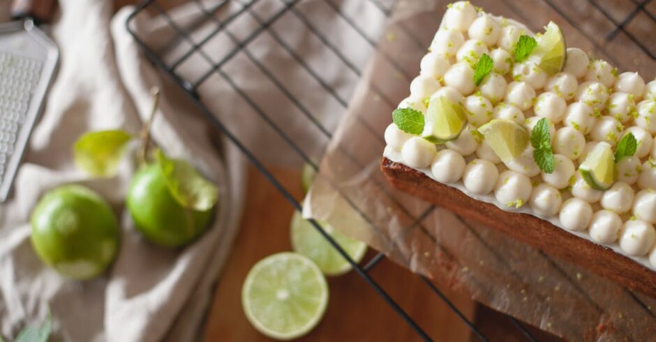 découvrez notre délicieux gâteau aux agrumes ! une recette moelleuse et rafraîchissante, parfaite pour égayer vos pauses gourmandes. idéal pour les amateurs de saveurs fruitées, ce gâteau allie le parfum des citrons et des oranges pour un délice irrésistible. à déguster sans modération !
