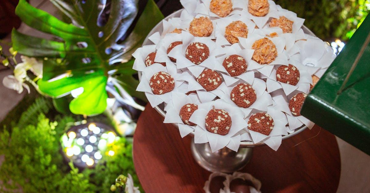 savourez l'explosion de saveurs de notre délicieuse combinaison de noix de coco, framboise et chocolat blanc. un dessert gourmand qui allie la douceur crémeuse du chocolat blanc à l'acidité fruitée des framboises, le tout rehaussé par la texture exquise de la noix de coco. parfait pour tous les amateurs de douceurs!