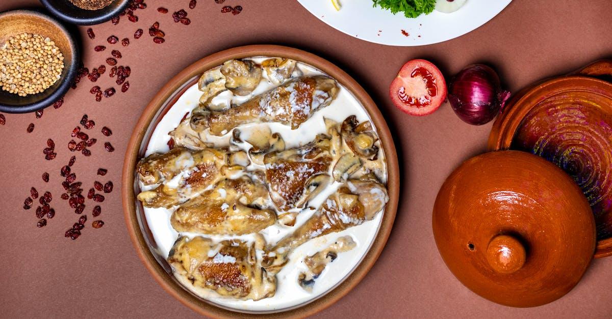 découvrez une délicieuse recette de poulet crémeux, alliant tendreté et saveurs riches. idéale pour un dîner réconfortant, ce plat savoureux ravira vos convives avec sa sauce onctueuse et ses ingrédients frais. préparez-vous à émerveiller vos papilles !