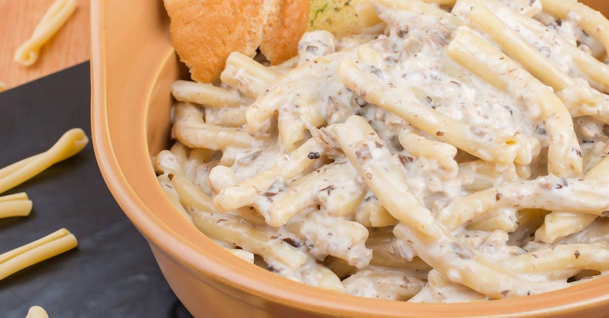 savourez une délicieuse pasta crémeuse, préparée avec des ingrédients frais et savoureux. ce plat réconfortant allie textures onctueuses et arômes riches pour un repas régalant qui fera le bonheur de toute la famille.