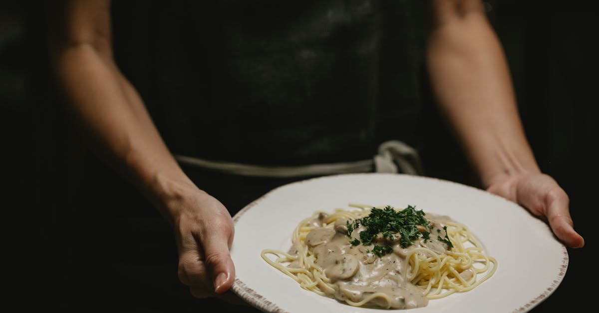 découvrez notre délicieuse recette de pasta crémeuse, alliant des saveurs riches et une texture onctueuse. idéale pour un dîner réconfortant, cette recette simple et rapide ravira les amateurs de cuisine italienne. préparez-vous à savourer chaque bouchée !