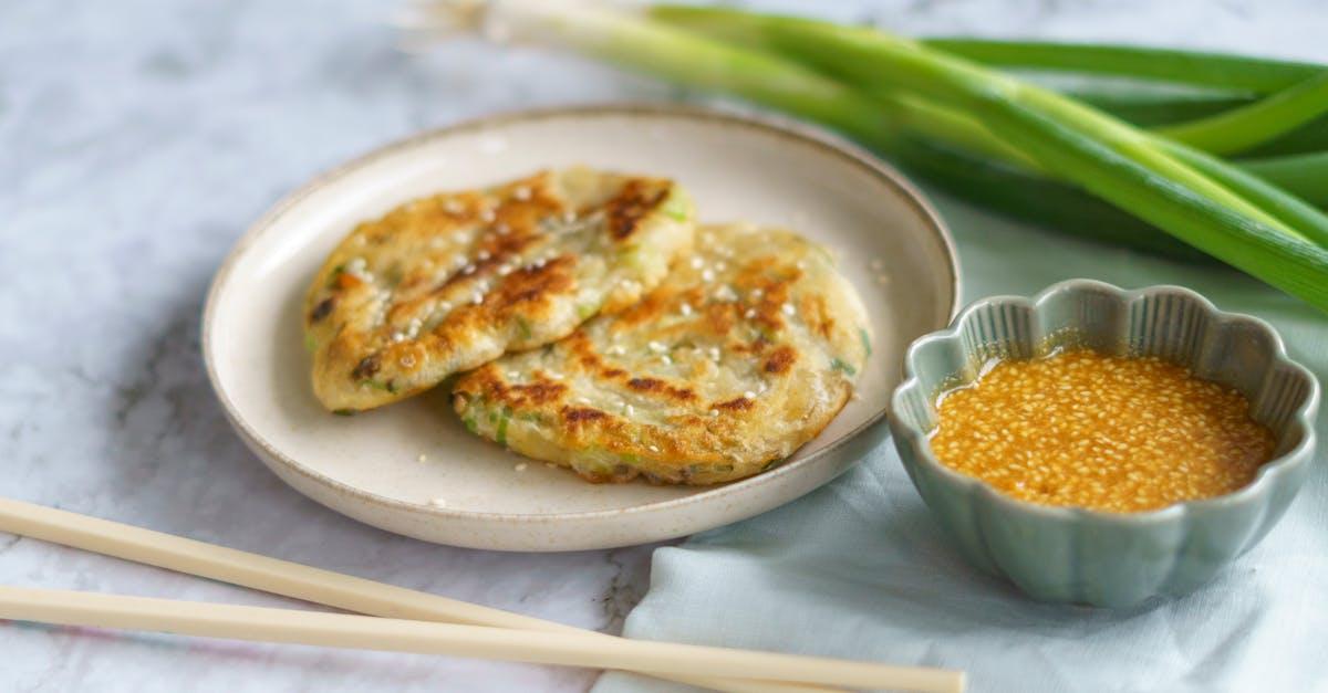 savourez des beignets d'aubergine croustillants, parfaitement épicés et dorés à la perfection. idéals en apéritif ou en accompagnement, ces fritters végétariens apporteront une touche délicieuse et originale à vos repas.