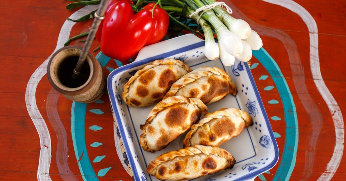 découvrez nos délicieuses empanadas, des chaussons garnis de saveurs authentiques. parfaits pour un apéritif ou un repas, elles raviront vos papilles avec des recettes traditionnelles et originales. idéales pour partager ou déguster seul, laissez-vous séduire par l'art de la cuisine latino-américaine.