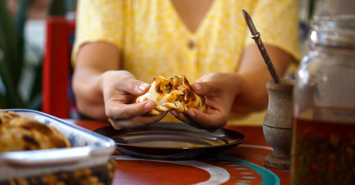 découvrez l'univers savoureux des empanadas, ces délicieuses chaussons farcis aux recettes variées qui raviront vos papilles. apprenez à les préparer et explorez différentes garnitures pour une expérience culinaire unique.