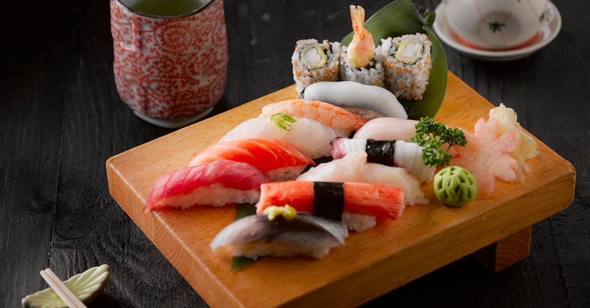 découvrez notre recette de saumon glazé, un plat savoureux et élégant. ce saumon mariné dans une sauce sucrée-salée est cuit à la perfection pour un dîner gourmet. parfait pour impressionner vos invités ou se faire plaisir lors d'un repas en famille.