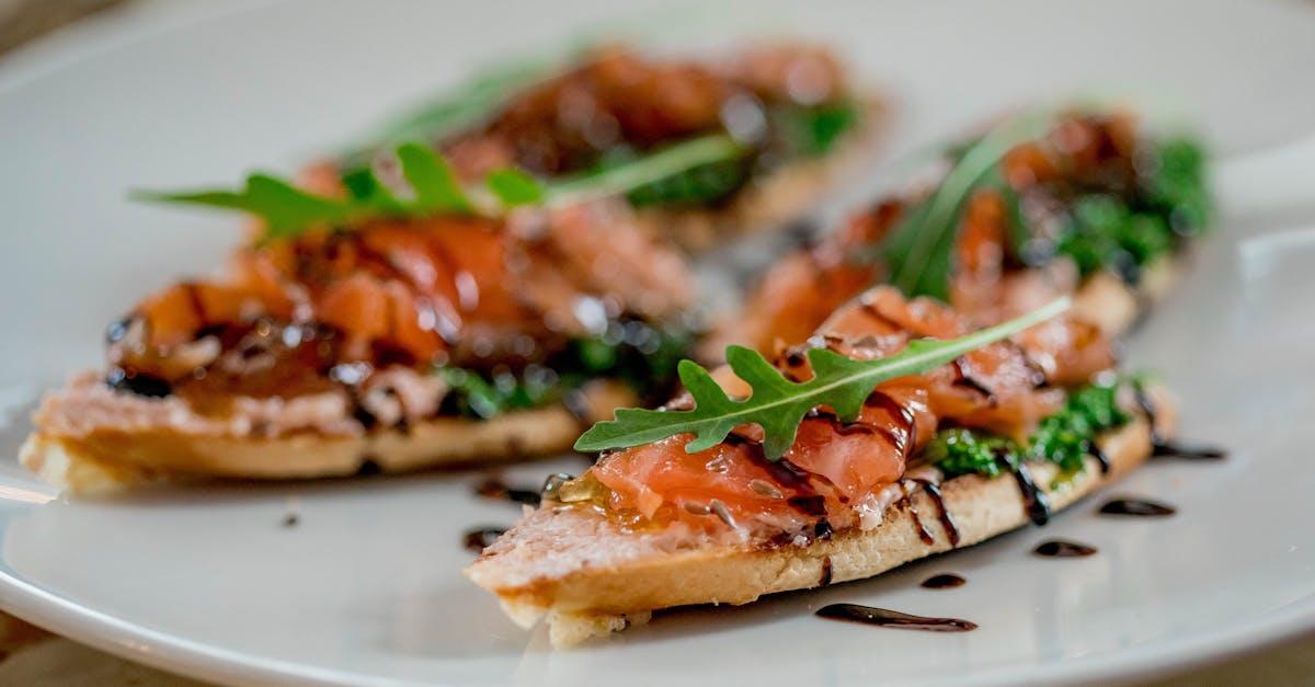 découvrez notre délicieuse recette de saumon laqué, alliant une texture fondante et un goût sucré-salé irrésistible. parfait pour impressionner vos invités ou pour un repas savoureux en semaine !