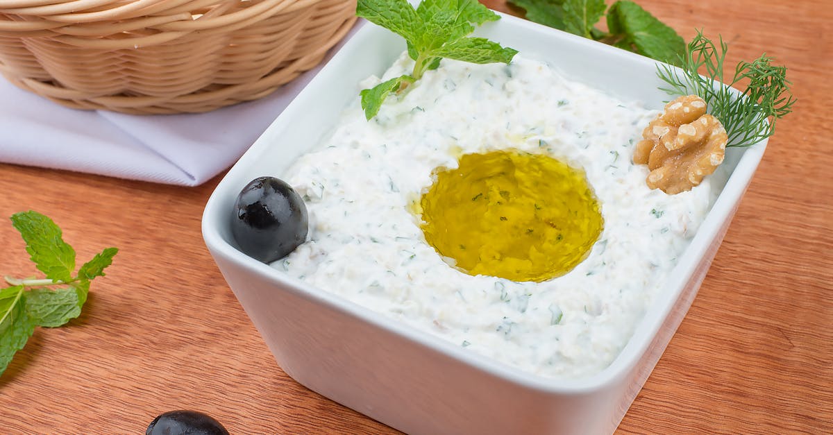 savourez nos délicieuses bouchées de yaourt grec, alliant crémeux et fraîcheur. parfaites pour une collation saine et gourmande, ces petites bouchées sont idéales à tout moment de la journée. découvrez le goût riche et la texture onctueuse qui font de chaque bouchée un véritable régal.