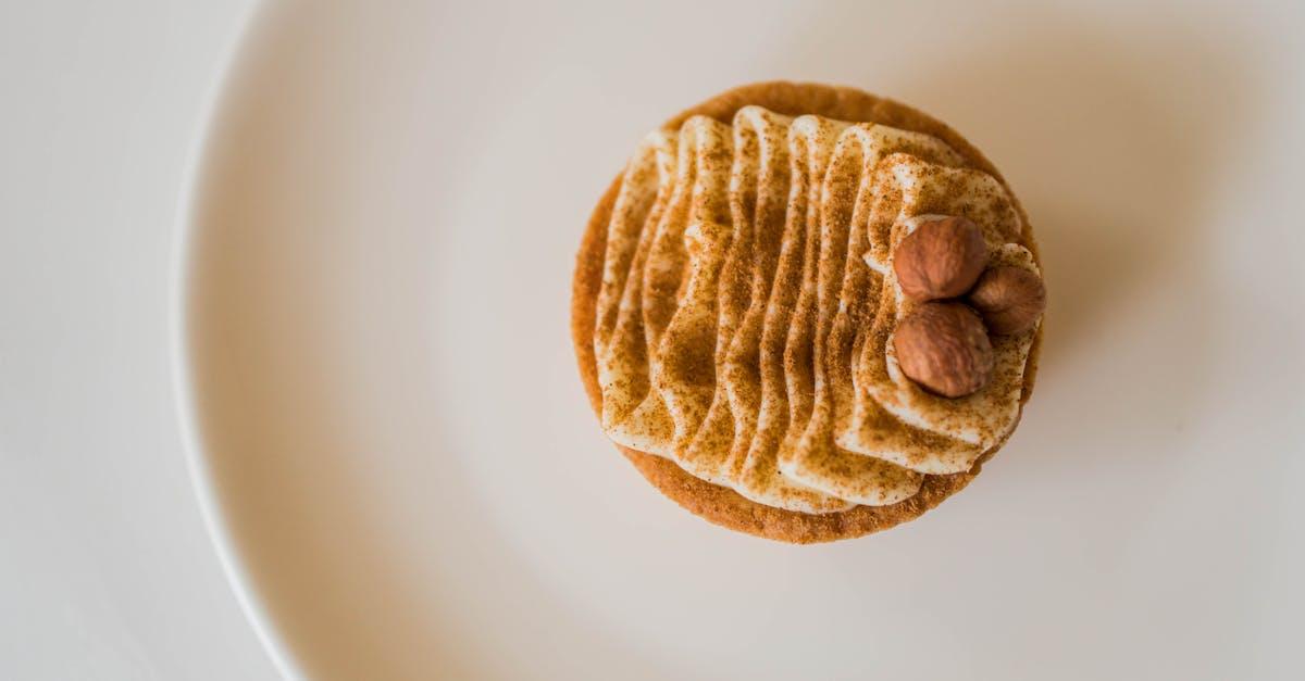 découvrez la légèreté irrésistible des meringues aux noisettes, une délicieuse gourmandise croustillante à l'extérieur et moelleuse à l'intérieur, parfaite pour accompagner vos cafés ou pour une pause sucrée.