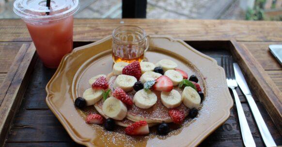 découvrez des pancakes sains et délicieux, parfaits pour un petit déjeuner équilibré. préparez des pancakes moelleux à base d'ingrédients naturels, riches en nutriments et sans gluten. offrez à votre corps un moment savoureux tout en prenant soin de votre santé!