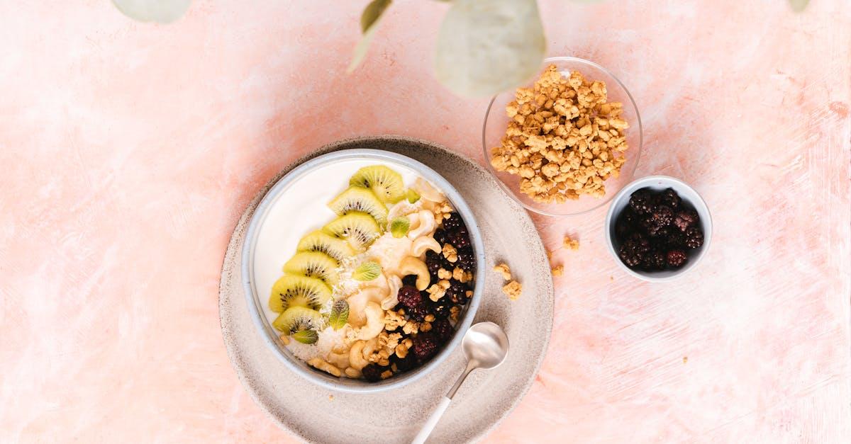 découvrez notre recette de granola fait maison, un mélange croustillant et savoureux de flocons d'avoine, de fruits secs et de noix, idéal pour un petit-déjeuner sain et énergisant. facile à préparer, personnalisable selon vos goûts, et parfait pour commencer la journée du bon pied !