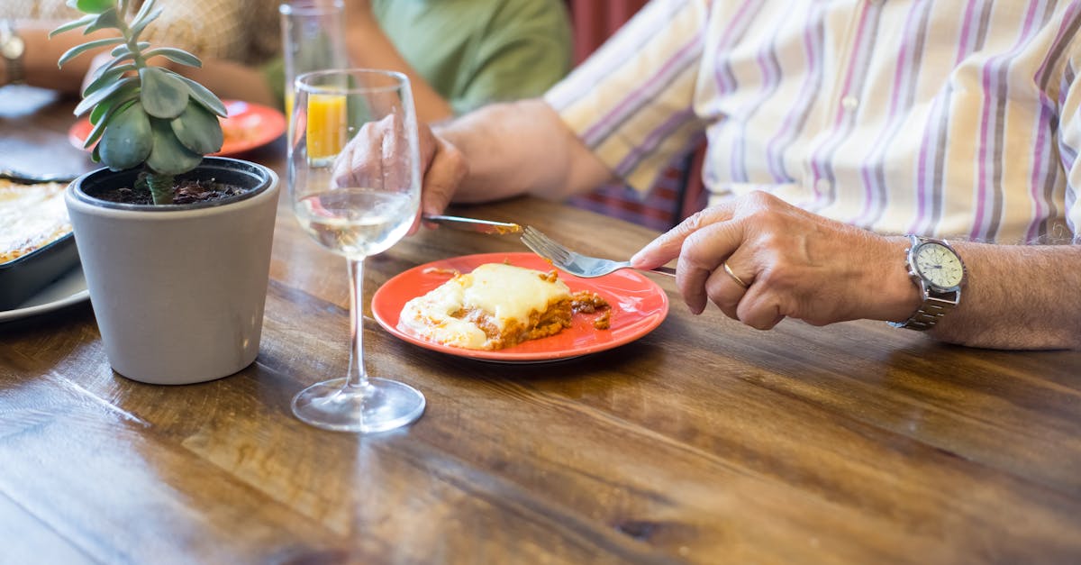 découvrez la recette classique de la lasagne, un plat emblématique de la cuisine italienne, alliant pâtes tendres, sauce savoureuse, viande hachée et fromage fondant. idéale pour les repas en famille ou entre amis, elle saura régaler vos convives à chaque bouchée.