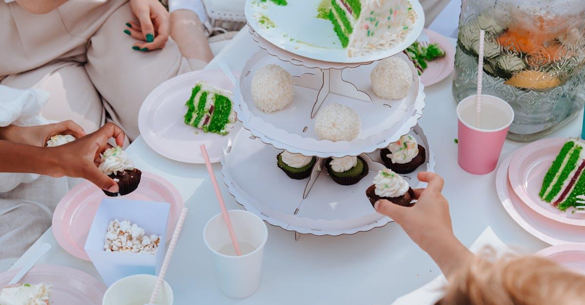découvrez les délices du layer cake, un gâteau à étages riche et savoureux, parfait pour toutes les occasions. apprenez à le préparer avec des recettes simples et créatives qui impressionneront vos invités. transformez vos célébrations en moments inoubliables avec ce dessert gourmand et élégant.