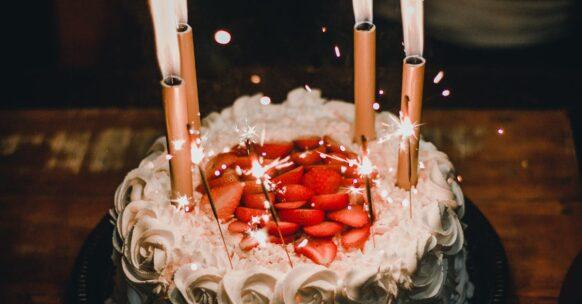 découvrez le layer cake, un gâteau spectaculaire à plusieurs couches, parfait pour toutes vos célébrations. alliant esthétisme et saveurs variées, il émerveillera vos invités lors de vos événements spéciaux.