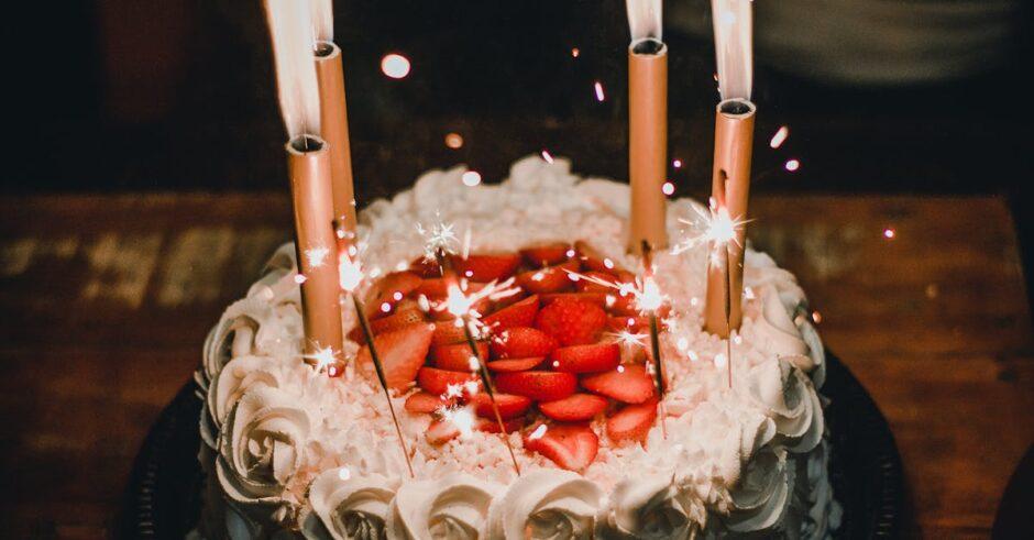 découvrez le layer cake, un gâteau spectaculaire à plusieurs couches, parfait pour toutes vos célébrations. alliant esthétisme et saveurs variées, il émerveillera vos invités lors de vos événements spéciaux.