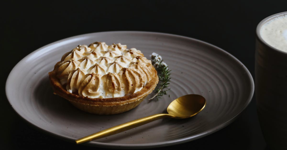 découvrez notre irrésistible tarte au citron meringuée, un délice sucré et acidulé alliant une pâte croustillante, une crème au citron onctueuse et une meringue légère et dorée. parfaite pour les gourmands à la recherche d'une explosion de saveurs en bouche!