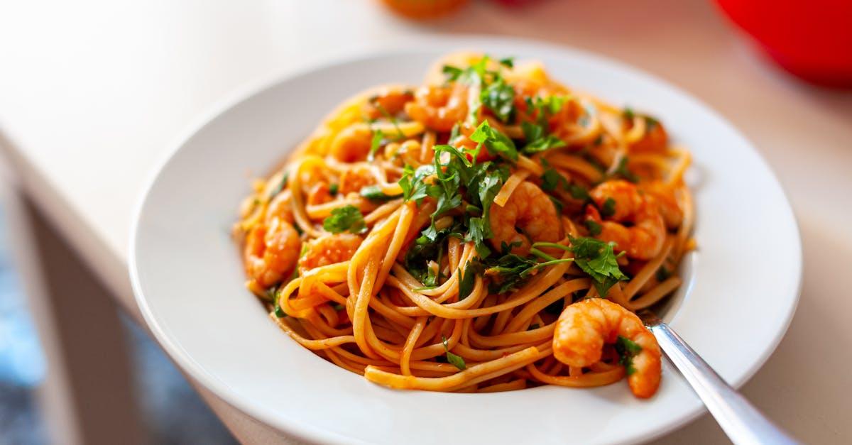 découvrez nos délicieuses linguines, un plat de pâtes italiennes irrésistible, parfait pour toutes vos occasions. préparées avec des ingrédients frais, elles se marient à merveille avec une variété de sauces et garnitures. régalez-vous avec ce classique de la cuisine italienne !