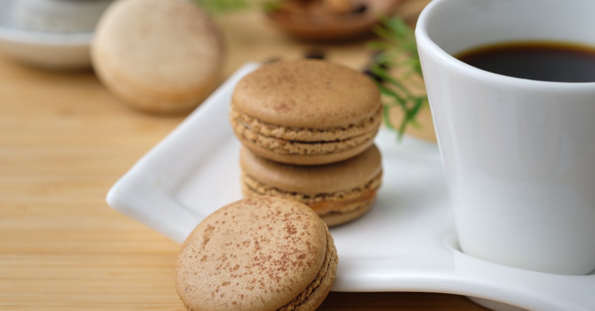 découvrez l'univers délicat des macarons, ces douceurs françaises à la texture fondante et croquante, disponibles dans une variété de saveurs irrésistibles. apprenez à les préparer chez vous et émerveillez vos amis et votre famille avec ces petites merveilles colorées.