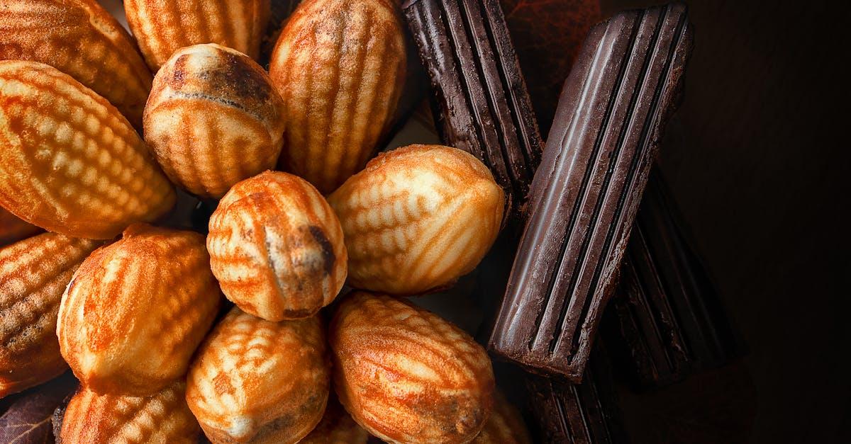 découvrez la délicieuse recette des madeleines, ces petites douceurs moelleuses et parfumées, idéales pour accompagner vos pauses café ou thé. apprenez à les préparer facilement et à savourer ce classique de la pâtisserie française.