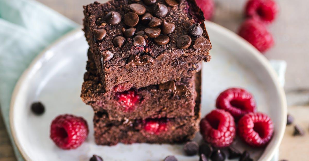 découvrez la recette de nos moelleux brownies au chocolat, une douceur irrésistible pour les amateurs de chocolat. préparez-vous à savourer des carrés fondants et riches en saveurs, parfaits pour toute occasion.