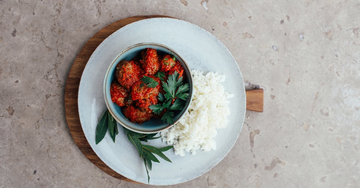 découvrez la délicieuse recette des boulettes de viande marocaines, savamment épicées et parfumées, parfaites pour un repas convivial. faîtes voyager vos papilles avec ce plat traditionnel qui allie saveurs authentiques et fraîcheur des ingrédients.