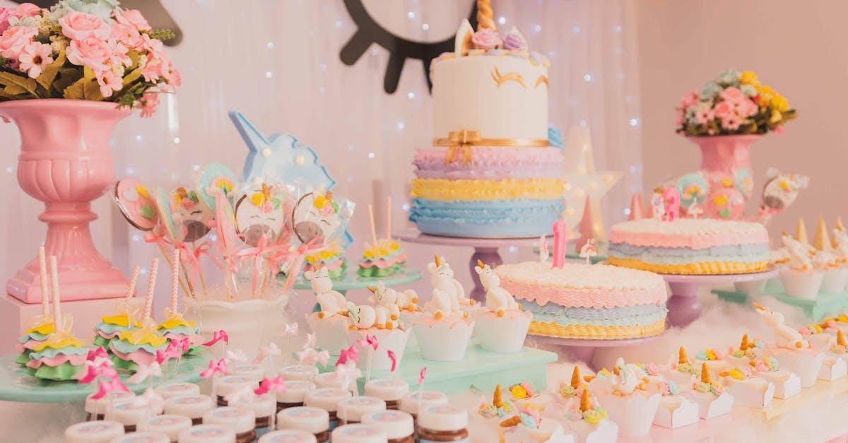 découvrez le délicieux mummy cake, un gâteau halloween irrésistible décoré pour ressembler à une momie ! parfait pour vos fêtes, il allie goût et créativité pour émerveiller vos invités. recette simple et rapide à réaliser, à déguster avec frissons !