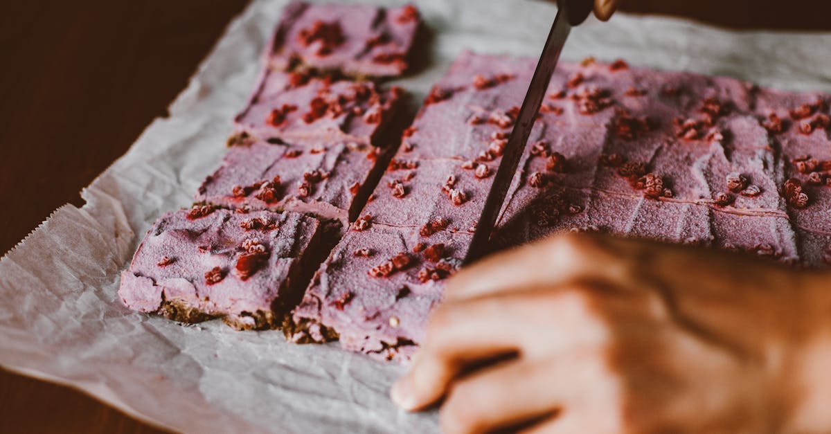découvrez notre délicieux gâteau à la nectarine et à la framboise, un mariage parfait de saveurs sucrées et acidulées. ce dessert savoureux allie la tendresse des nectarines juteuses à l'éclat des framboises, offrant une expérience gustative irrésistible pour toutes les occasions.