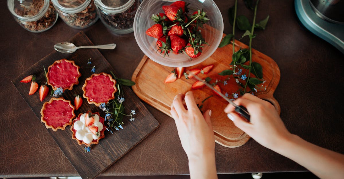 savourez la douceur de notre tarte bounty sans cuisson, une délicieuse association de chocolat et de noix de coco qui ravira vos papilles. facile à préparer, elle est idéale pour impressionner vos invités sans passer des heures en cuisine. découvrez cette recette gourmande, parfaite pour toutes les occasions !