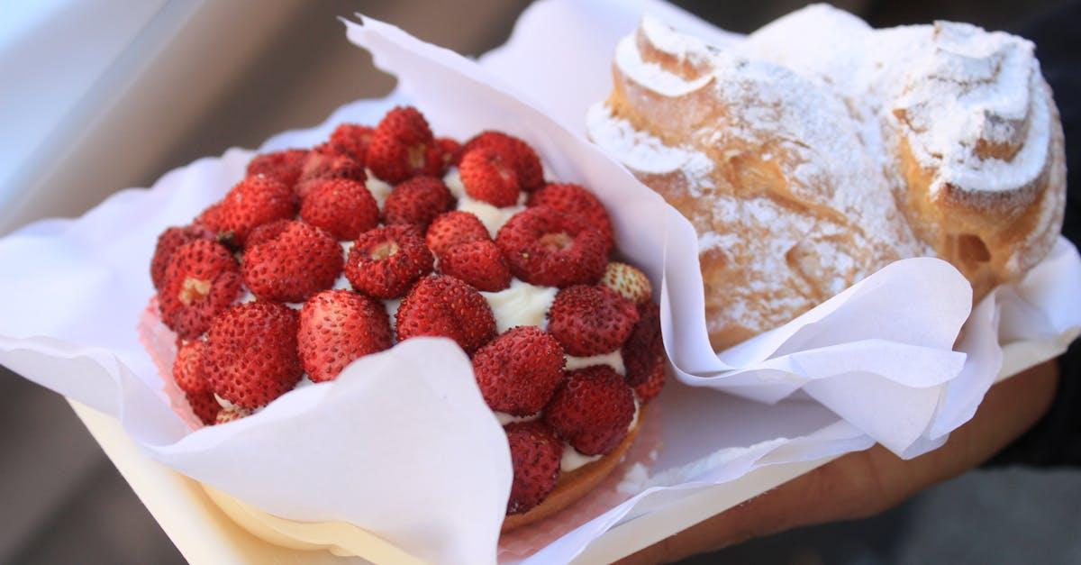 découvrez notre délicieuse tarte aux fraises sans cuisson qui allie fraîcheur et douceur. facile à préparer, cette recette est parfaite pour un dessert d'été, avec une croûte croustillante et une garniture crémeuse aux fraises juteuses.