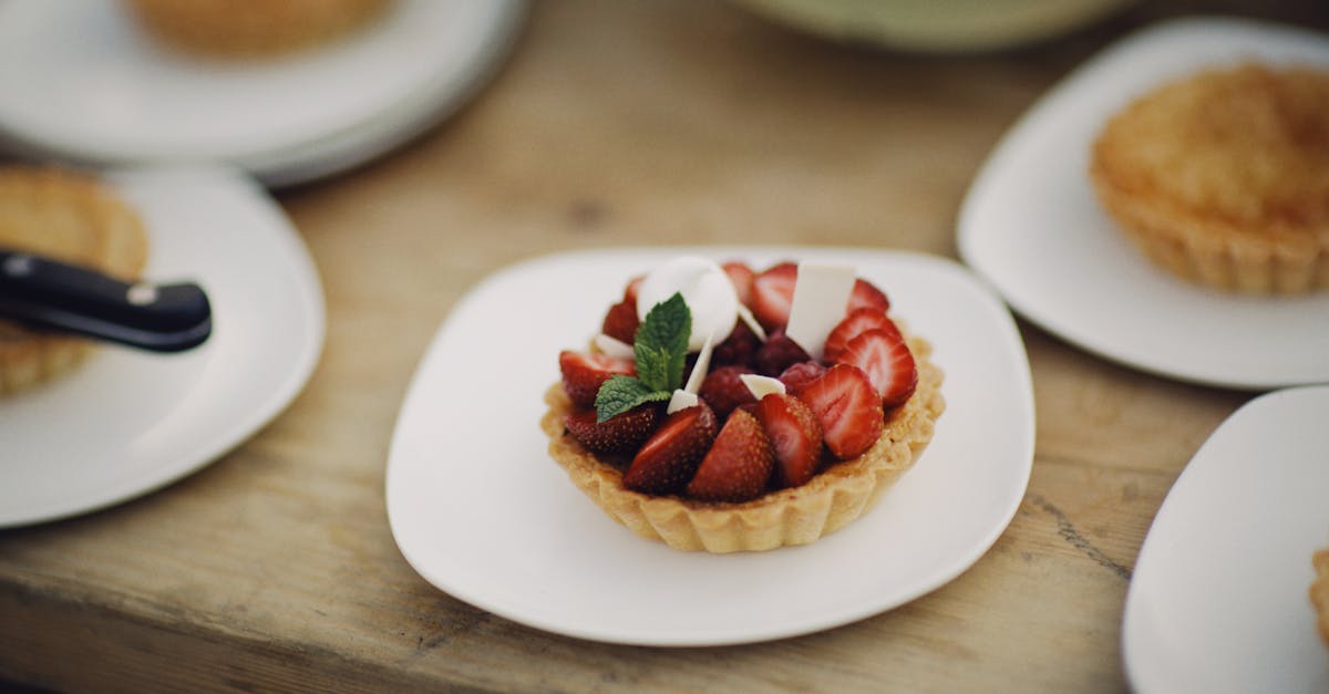 découvrez notre délicieuse tarte aux fraises sans cuisson, un dessert frais et savoureux qui émerveillera vos papilles. simple à préparer, ce délice fruité est parfait pour les chaudes journées d'été et saura ravir vos convives avec sa texture crémeuse et ses saveurs authentiques.