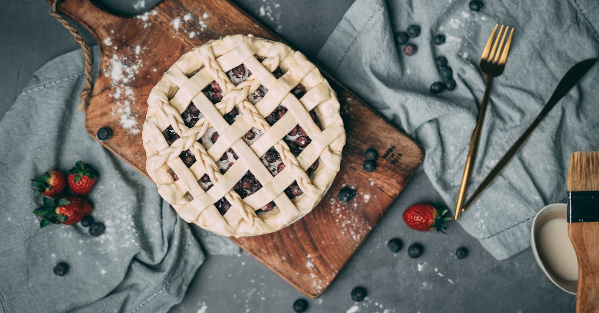 découvrez notre délicieuse tarte aux fraises sans cuisson, un dessert léger et savoureux parfait pour les chaudes journées d'été. avec une croûte croustillante et une garniture crémeuse à la fraise, cette recette simple et rapide ravira vos invités et satisfera vos envies sucrées sans allumer le four.