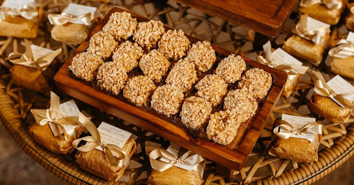 découvrez le nougat, une délicieuse confiserie française à base de sucre, miel, noix et blancs d'œufs, idéale pour les fêtes et les moments de partage. savourez ses textures croquantes et moelleuses, ainsi que ses variations qui raviront les gourmands.
