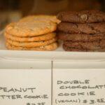 découvrez notre délicieuse recette de biscuits au beurre de cacahuète, ferme à l'extérieur et moelleux à l'intérieur. parfaits pour une collation gourmande, ces cookies apporteront une touche de douceur à vos pauses. faciles à préparer, ils raviront les petits comme les grands !