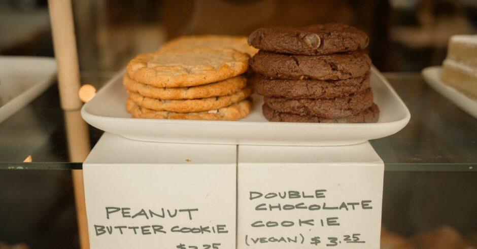 découvrez notre délicieuse recette de biscuits au beurre de cacahuète, ferme à l'extérieur et moelleux à l'intérieur. parfaits pour une collation gourmande, ces cookies apporteront une touche de douceur à vos pauses. faciles à préparer, ils raviront les petits comme les grands !