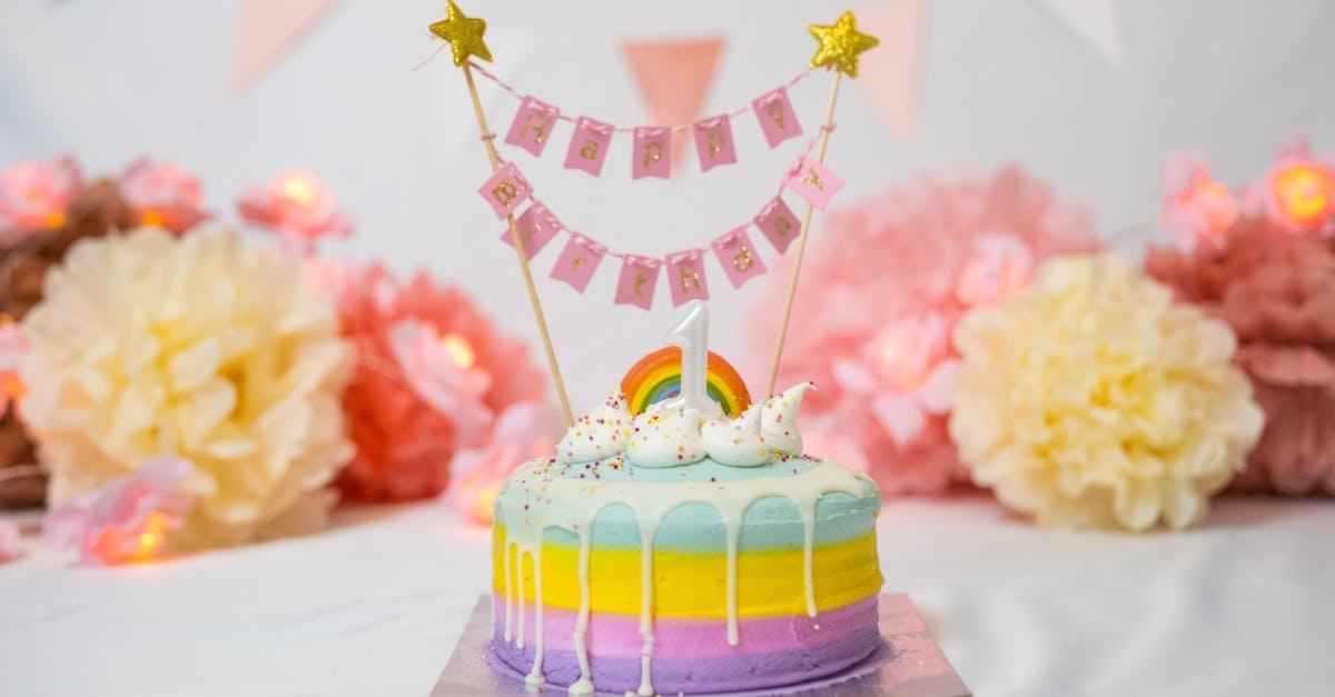 découvrez la recette colorée du rainbow cake, un délicieux gâteau multicolore qui ravira vos yeux et vos papilles. idéal pour les anniversaires et les célébrations, ce chef-d'œuvre sucré allie textures moelleuses et saveurs variées. apprenez à réaliser ce gâteau arc-en-ciel et émerveillez vos invités avec une pièce maîtresse festive et ludique !