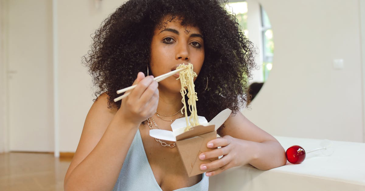 découvrez l'univers savoureux des ramen, ces délicieuses nouilles japonaises baignées dans un bouillon riche et aromatique. que vous soyez amateur de miso, shoyu ou tonkotsu, plongez dans une expérience culinaire inoubliable qui éveillera vos papilles.