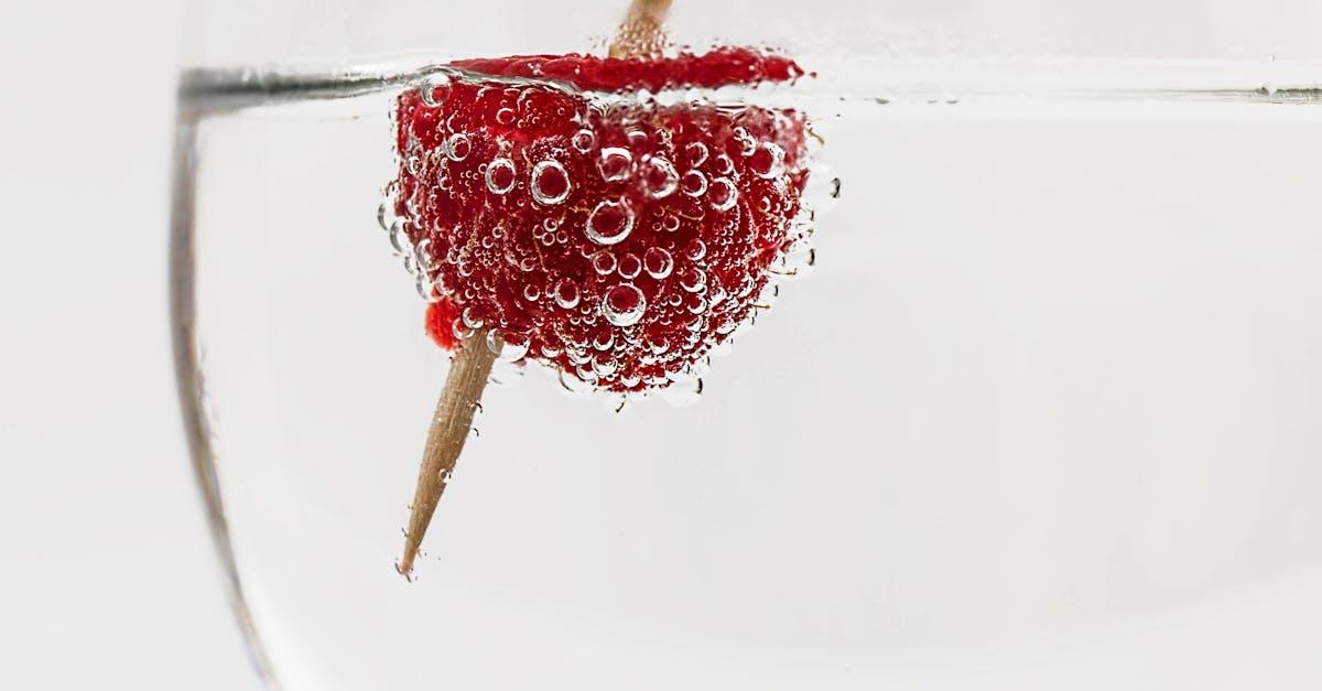 découvrez les framboises, ces délicieuses baies au goût sucré et acidulé, riches en antioxydants et vitamines. idéales en desserts, smoothies ou à déguster seules, elles apportent une touche de fraîcheur à vos recettes. apprenez des astuces pour les cultiver et profiter pleinement de leurs bienfaits !